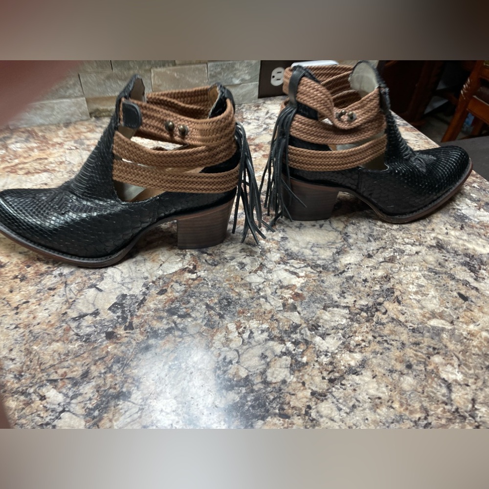 BN without box Corral real snakeskin booties with a natural color set of bands.